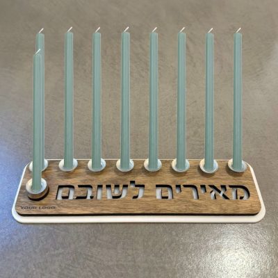 חנוכיה עץ בחיתוך מאירים לשובם