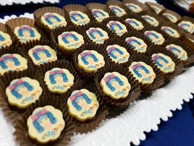 מגש 50 פרלינים ממותגים בעיצוב אישי