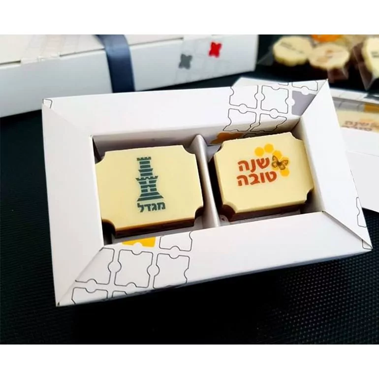 זוג פרלינים ממותגים באריזה אישית | מתנה מתוקה עם מסר – תמונה 2