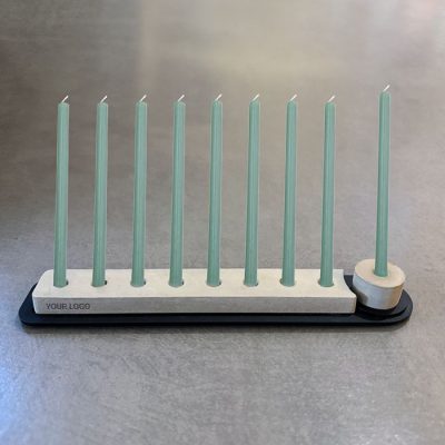 חנוכיית בטון מעוצבת במארז מתנה מהודר