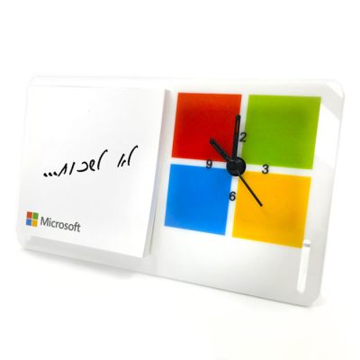 שעון שולחני ממותג בעיצוב אישי עם דפי ממו