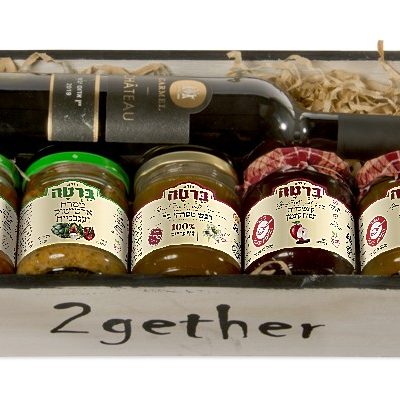 מארז שי לחג 'מכל טוב' - יין אדום, דבש, ממרחי גורמה וקונפיטורה במארז עץ מפואר